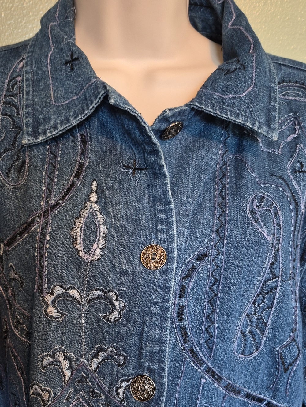 Embroidered Denim Shirt Jacket Chico's Designs Size 3 (XL) - Picture 2 of 6